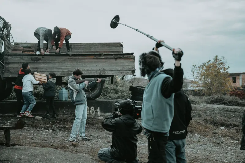 Ghost in the Frame: The Uncredited Performers Who Actually Made Hollywood's Greatest Scenes